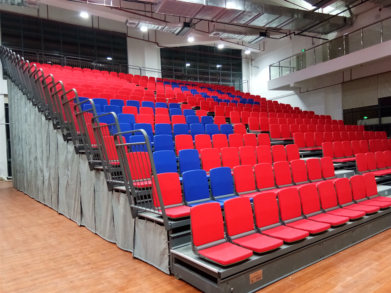 學校全面開學，來了解一下活動伸縮看臺在學校體育館的應用
